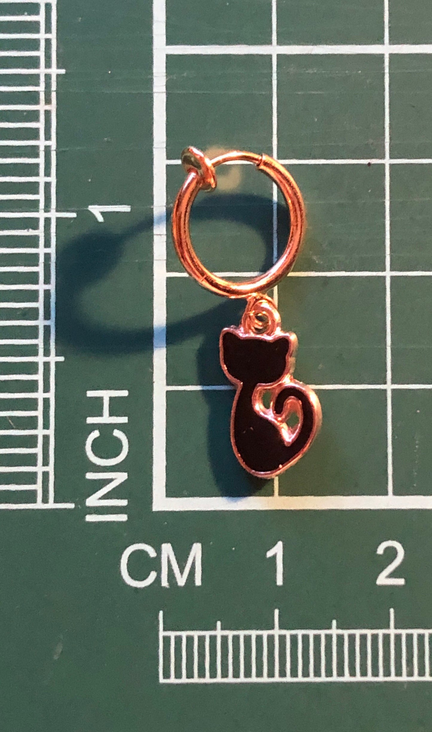 Dangling enamel cat huggie clip on (spring hoop)