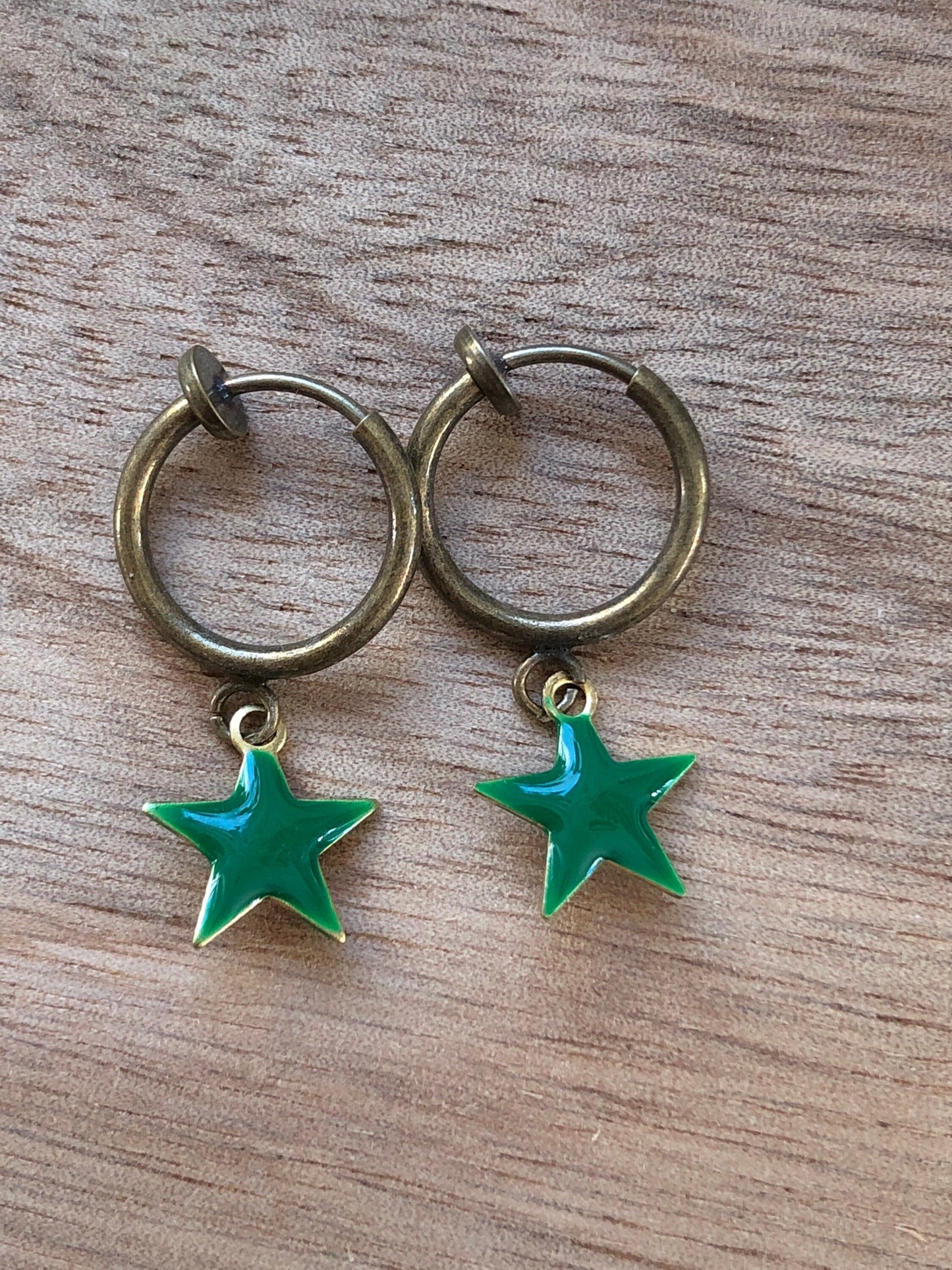 Tiny enamel star dangling bronze spring hoop clip on earrings (no pierce | huggie)