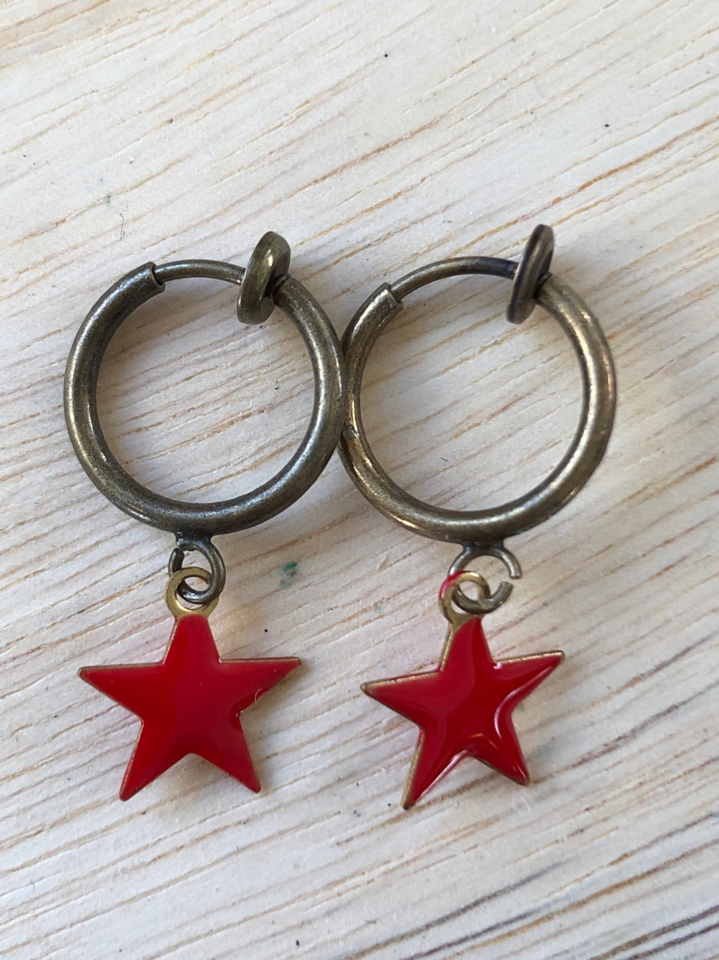 Tiny enamel star dangling bronze spring hoop clip on earrings (no pierce | huggie)