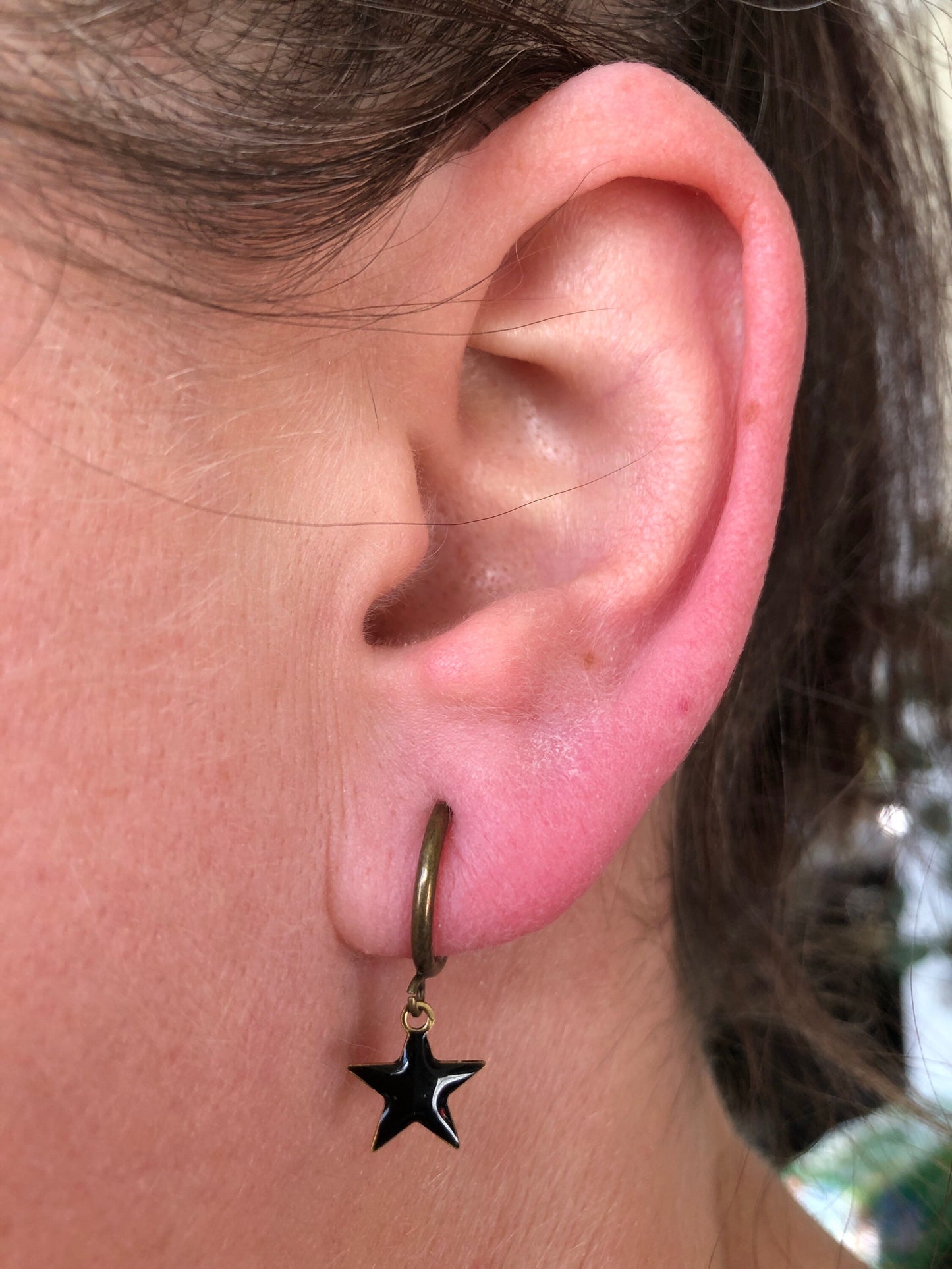 Tiny enamel star dangling bronze spring hoop clip on earrings (no pierce | huggie)