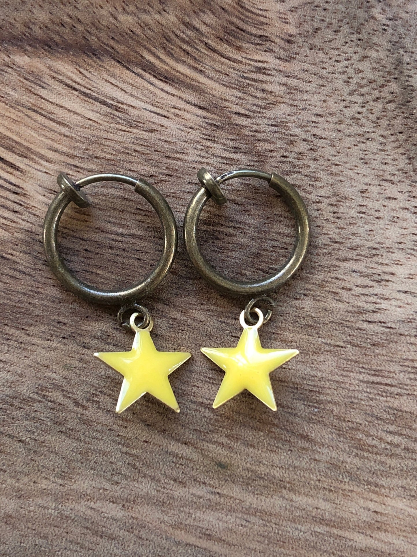 Tiny enamel star dangling bronze spring hoop clip on earrings (no pierce | huggie)