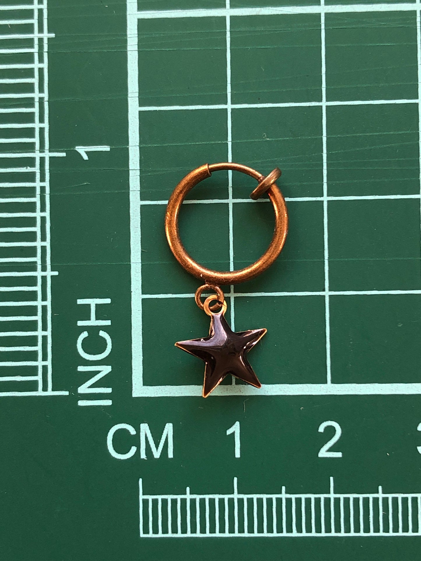 Tiny enamel star dangling bronze spring hoop clip on earrings (no pierce | huggie)