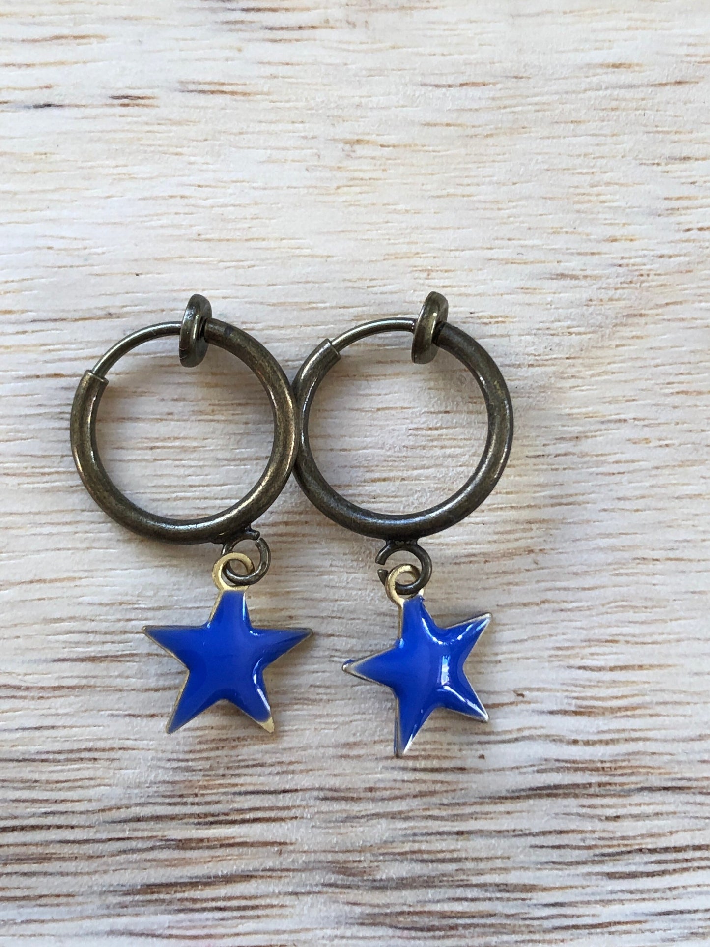 Tiny enamel star dangling bronze spring hoop clip on earrings (no pierce | huggie)