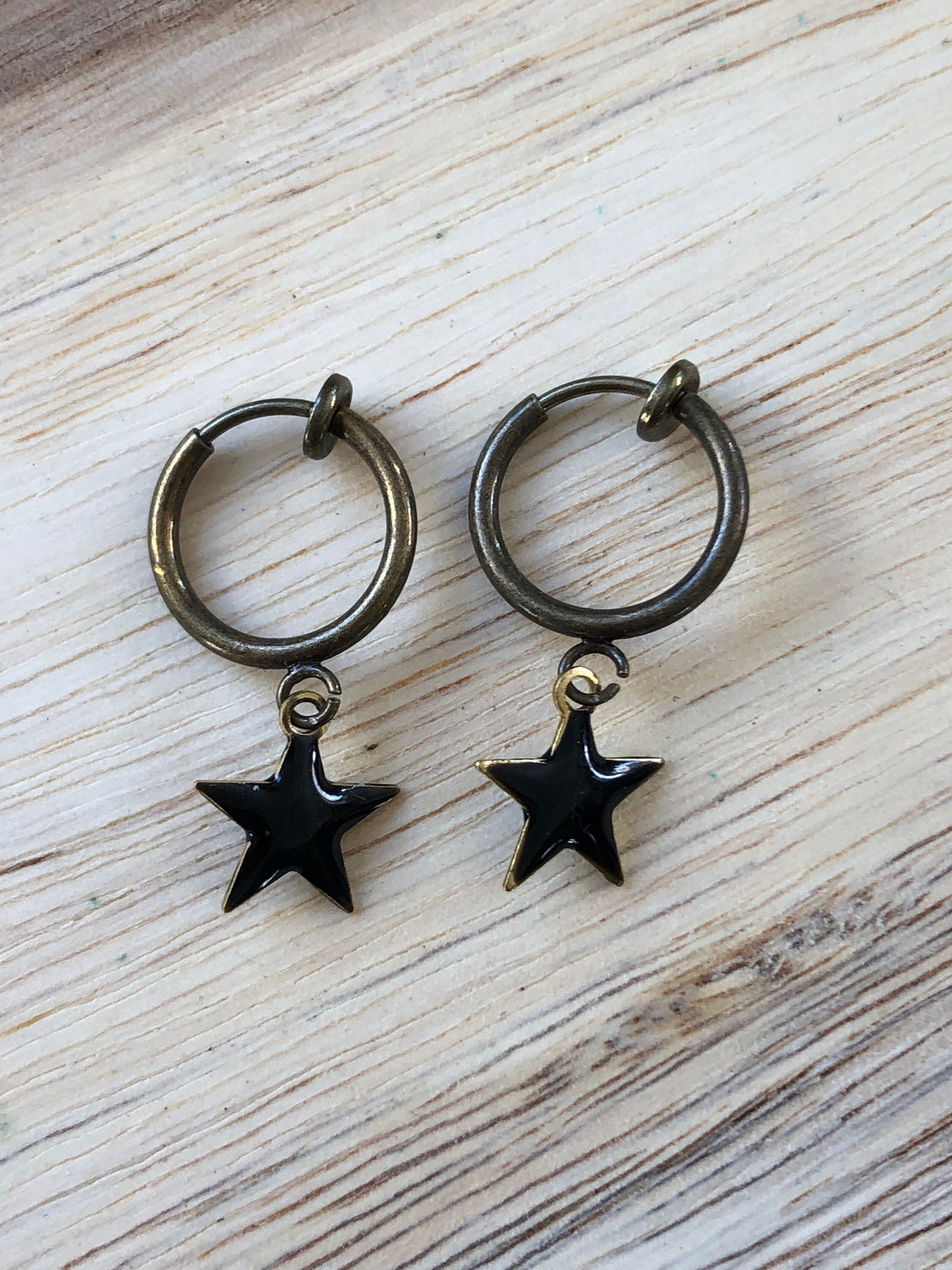 Tiny enamel star dangling bronze spring hoop clip on earrings (no pierce | huggie)