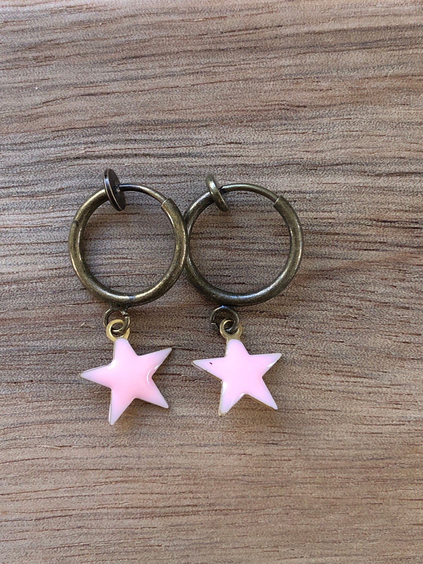 Tiny enamel star dangling bronze spring hoop clip on earrings (no pierce | huggie)