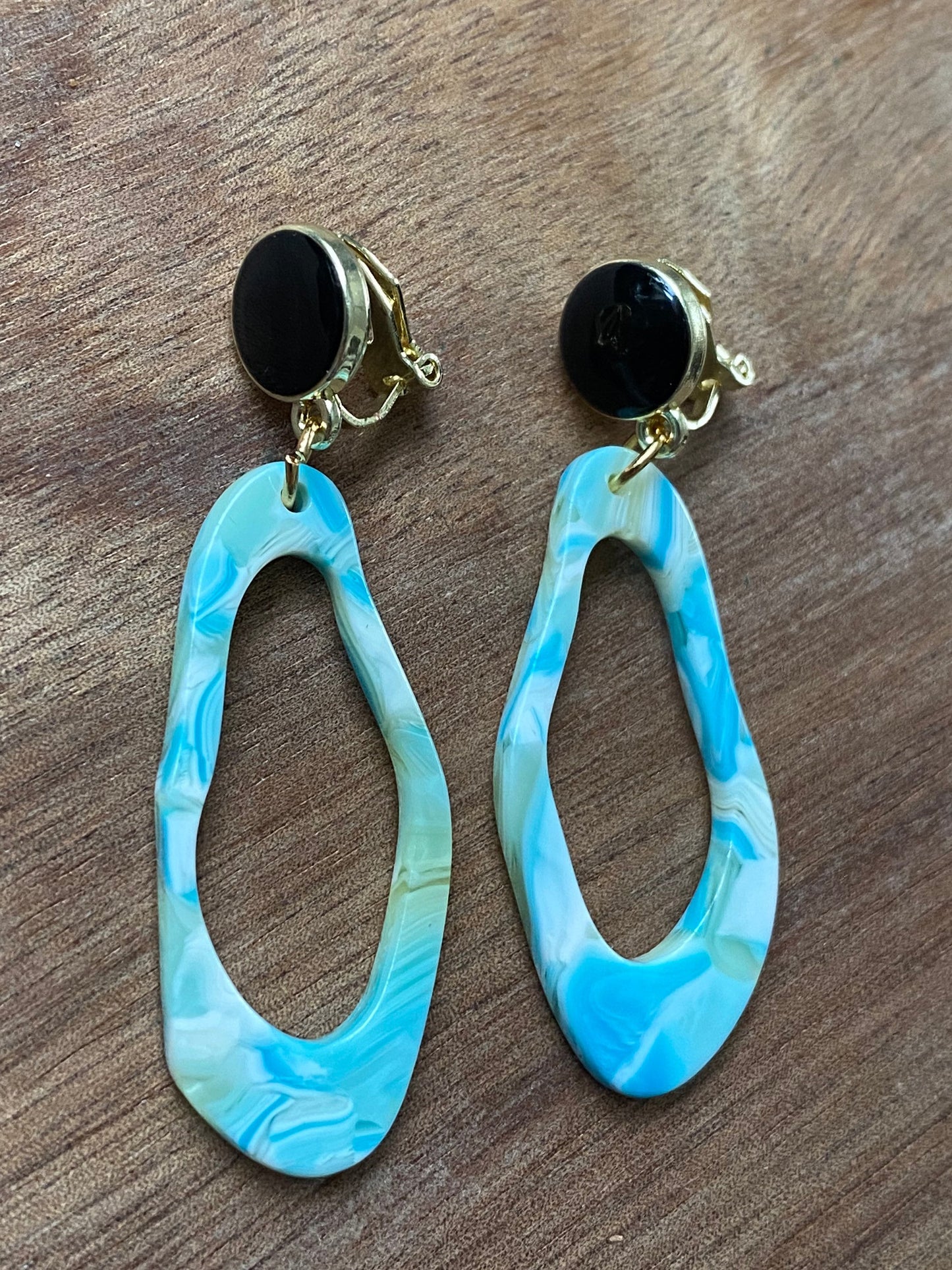 Dangling irregular plastic dangling hoop clip on earrings