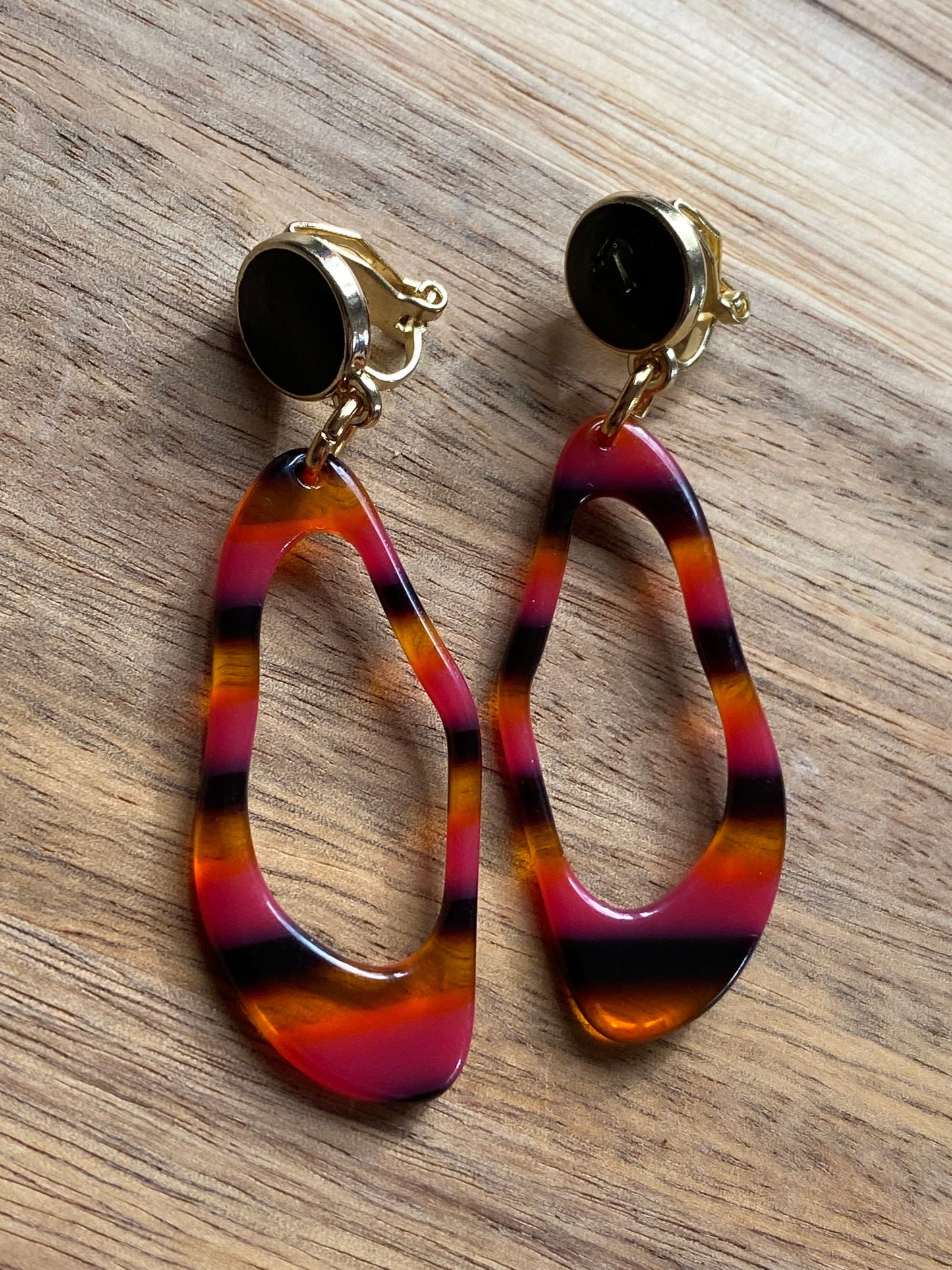 Dangling irregular plastic dangling hoop clip on earrings